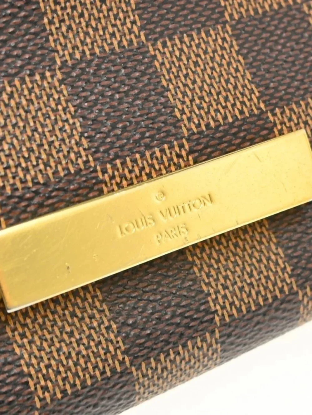 Louis Vuitton outside 	ab